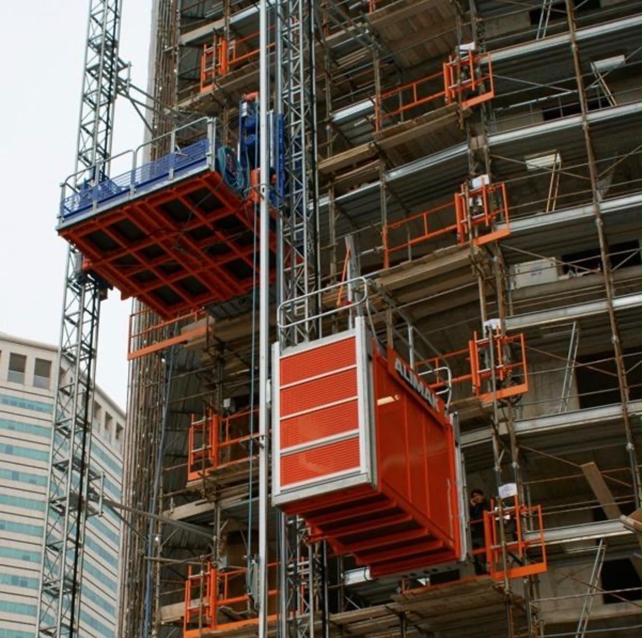 Monte-charge de chantier BTP pour matériaux et personnel - SM Grue